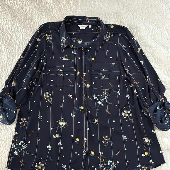 Reitmans Navy Blue Blouse with 3/4 button tab sleeve size 2X - Picture 2 of 6